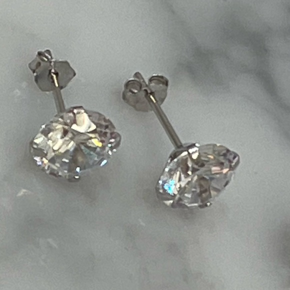 ITALO Jewelry CZ solitaire stud earrings set in 925 silver. - Picture 5 of 5